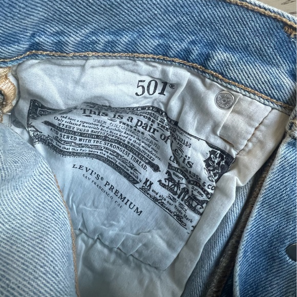 Levi’s 501 Distressed Denim Women Shorts - Picture 5 of 6